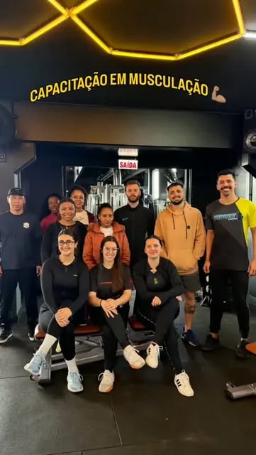 Equipe da Physical reunida na sala de musculação durante uma capacitação